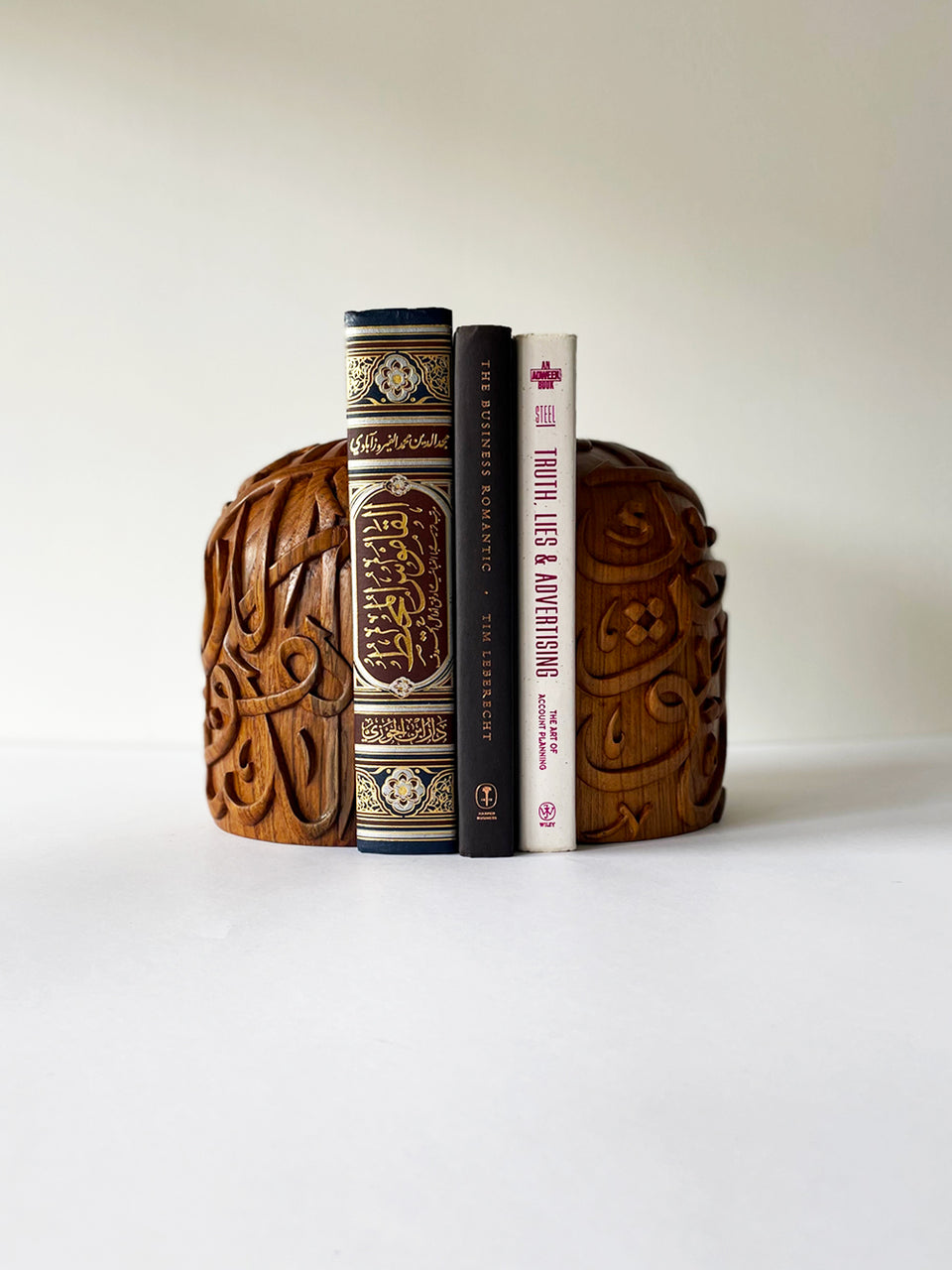 Concept 17 - Mesnad - bookholder