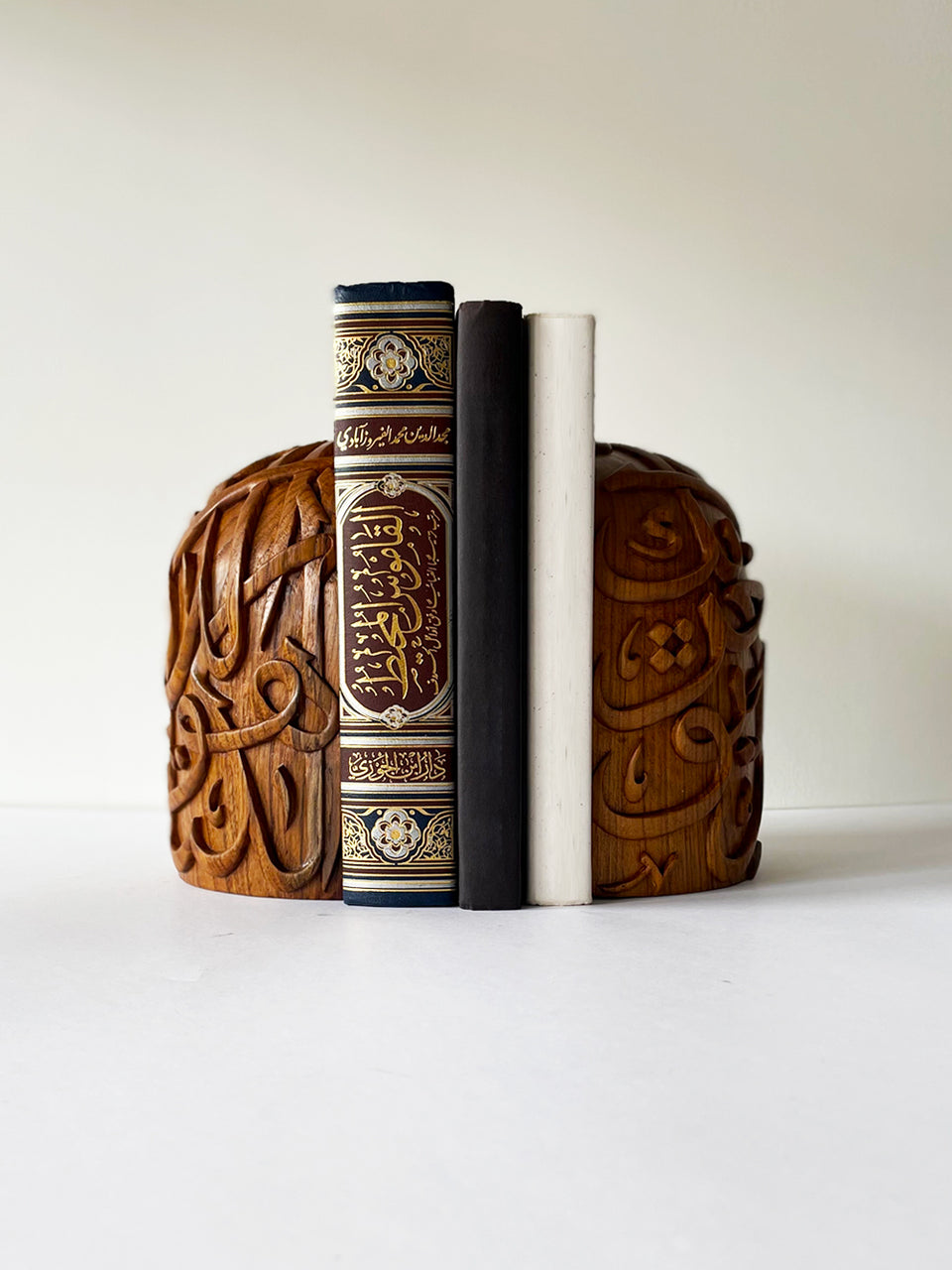 Concept 17 - Mesnad - bookholder